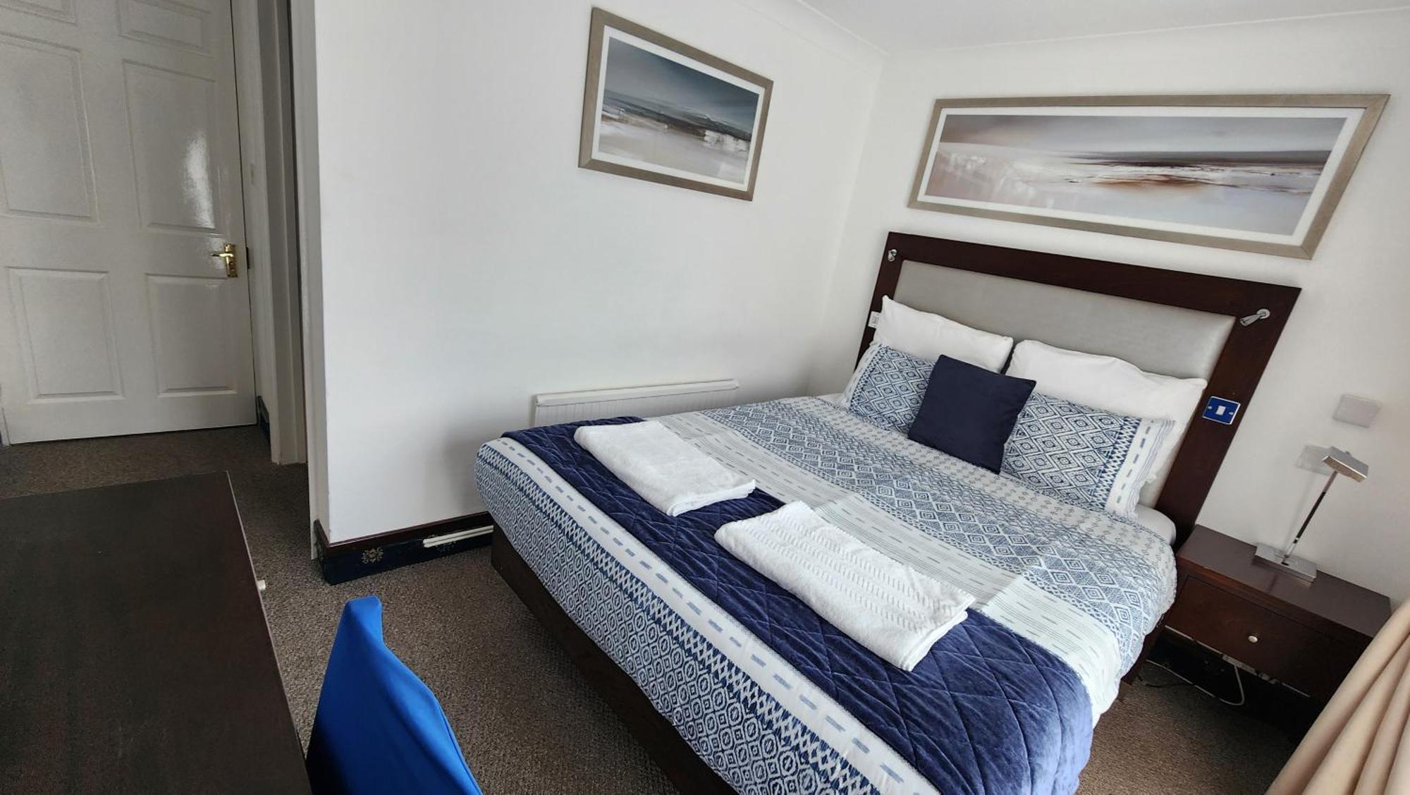 Gatwick Castle 3*