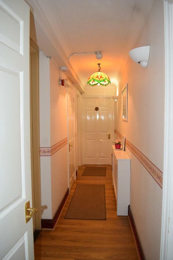 Gatwick Castle 3*