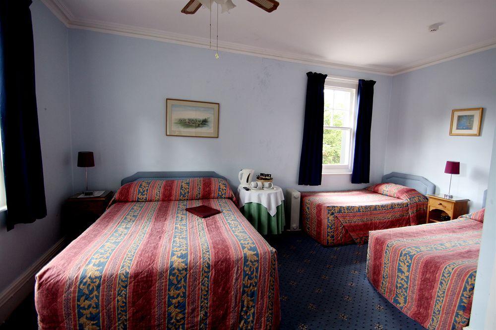 Gatwick Castle 3*