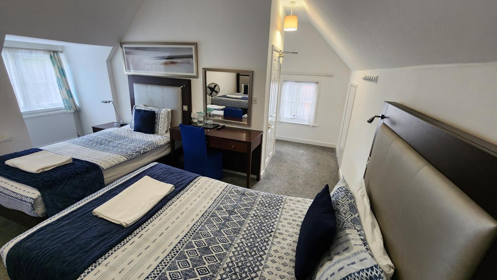 Gatwick Castle 3*