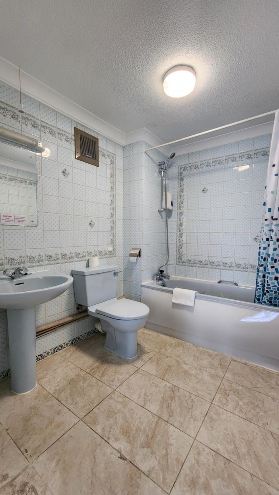 Gatwick Castle 3*
