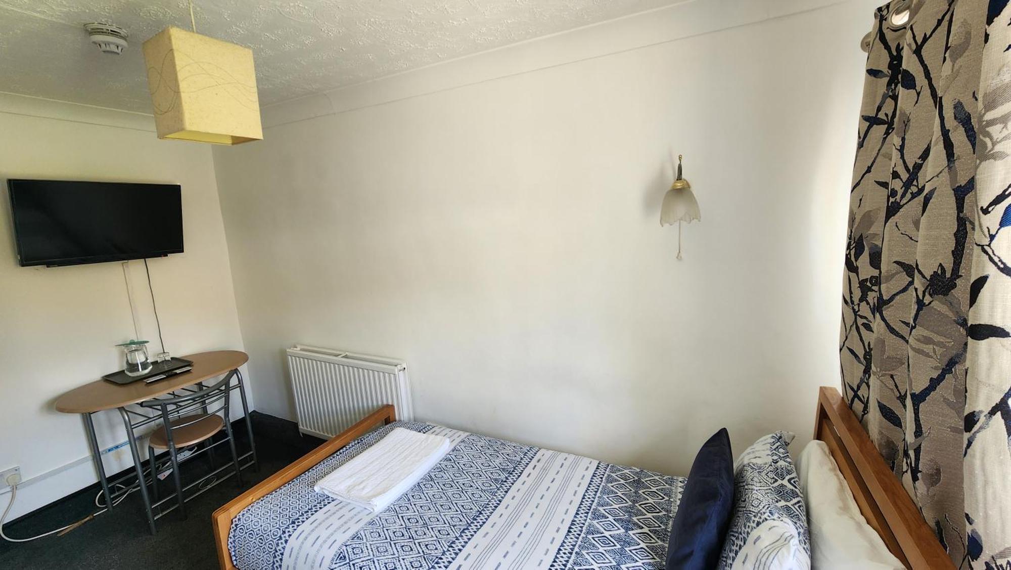 Gatwick Castle 3*