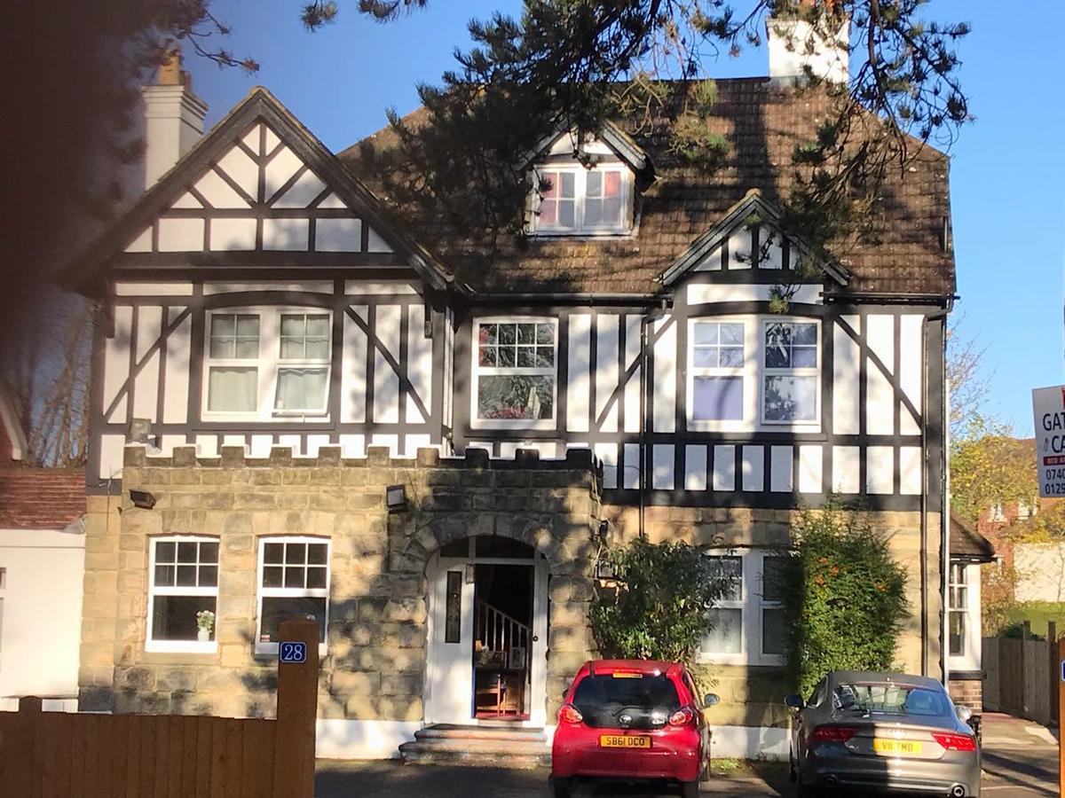 Gatwick Castle 3*