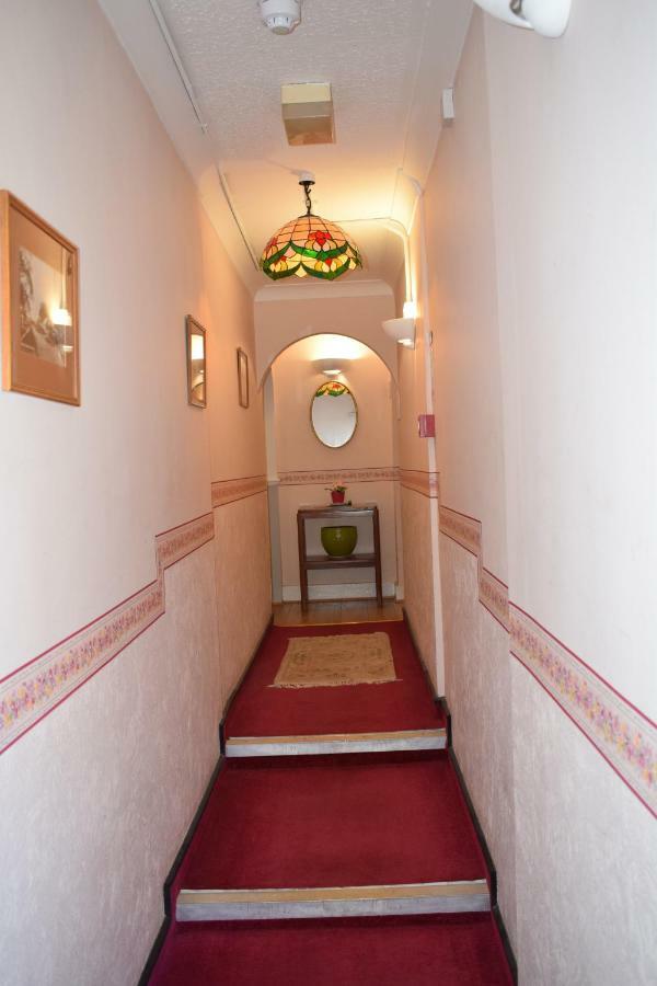 Bed & Breakfast Gatwick Castle 3*