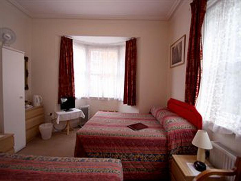 Gatwick Castle 3*